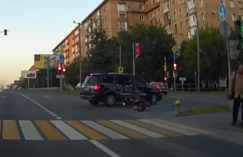 Vượt đèn đỏ, Biker tông mạnh vào SUV tử vong tại chỗ. Biker trong đoạn video sau đây vượt đèn đỏ với tốc độ chóng mặt, lộn vòng và đập thẳng mặt vào chiếc SUV đang lưu thông trên đường. (CHI TIẾT)