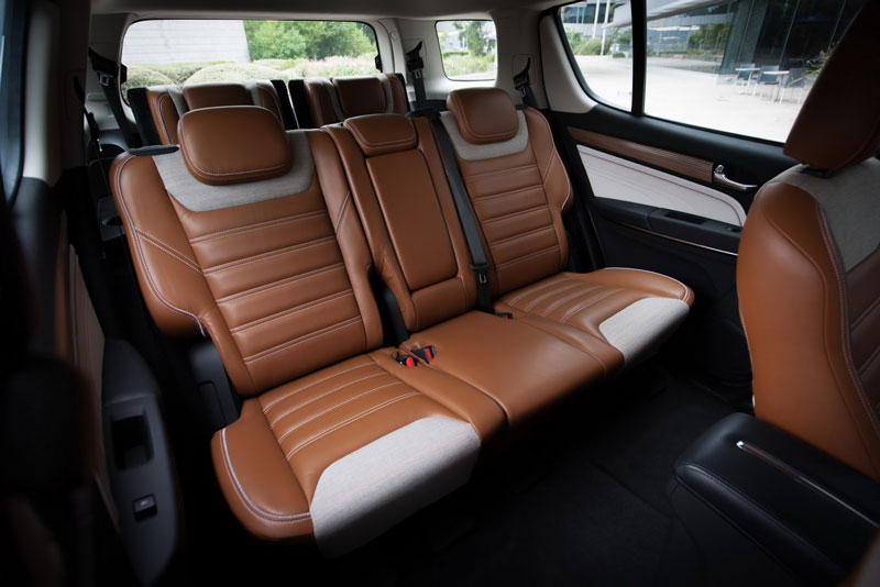 Nội thất của Chevrolet Trailblazer khá rộng rãi và sang trọng. Xe có 7 chỗ ngồi, được bố trí theo kiểu 2:3:2. Tất cả các vị trí ghế đều được bố trí cửa gió điều hoà. 