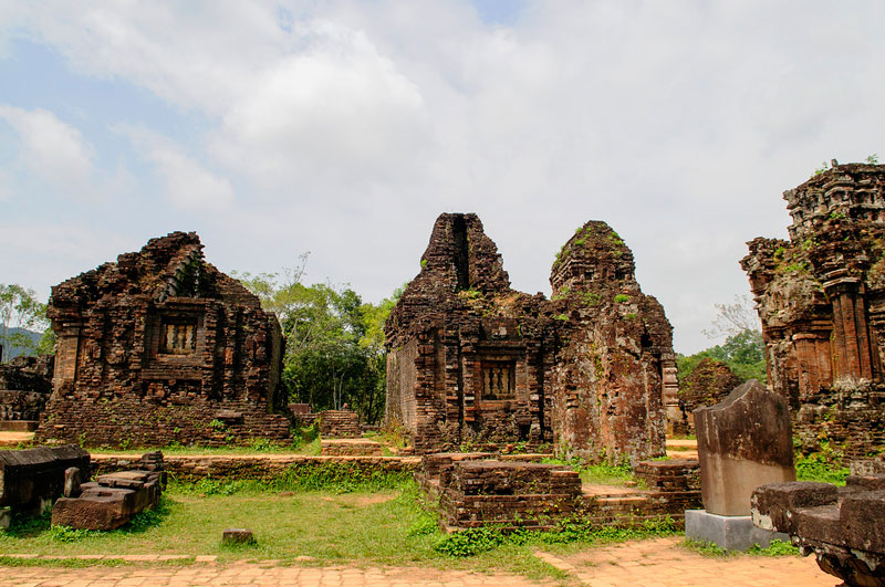 Thông thường người ta hay so sánh Thánh địa này với các tổ hợp đền đài chính khác ở Đông Nam Á như Borobudur (Java, Indonesia), Pagan (Myanma), Angkor Wat (Campuchia) và Ayutthaya (Thái Lan). Ảnh: Diem Dang Dung.