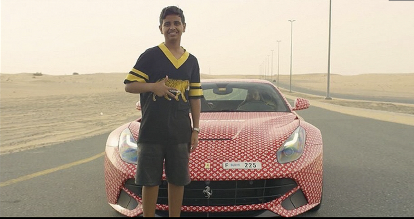 Dân chơi 15 tuổi tại Dubai đổi màu Ferrari F12 Berlinetta cực chất. Chiếc Ferrari F12 Berlinetta với màu sơn nguyên bản là vàng bóng được chủ nhân là một dân chơi mới chỉ 15 tuổi đổi màu bằng Decal sang phong cách Supreme Louis Vuitton Livery. (CHI TIẾT)