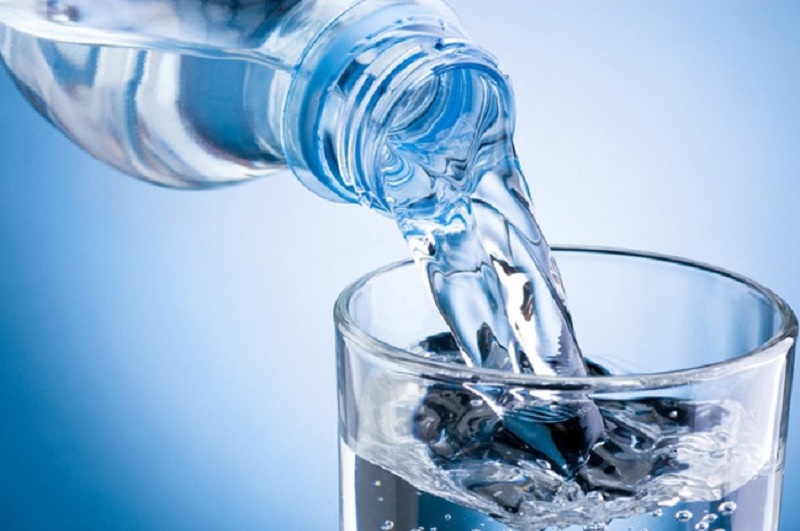 Uống nhiều nước lọc giúp hạn chế phần nào nhiệt nóng từ sầu riêng.