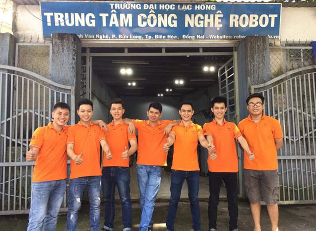 Các thành viên của LH - NICESHOT cùng team hỗ trợ trước giờ đưa robot lên đường (Ảnh: Robocon Lạc Hồng).