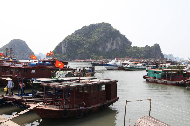 Hành trình ra đảo Cô Tô, du khách sẽ có cơ hội qua cảng Cái Rồng, một cảng biển nhộn nhịp, sầm uất của tỉnh Quảng Ninh. Ảnh: Đăng Định.