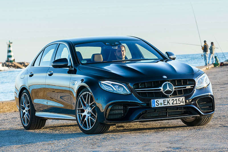 1. Mercedes-Benz E-Class (giá khởi điểm: 52.950 USD).