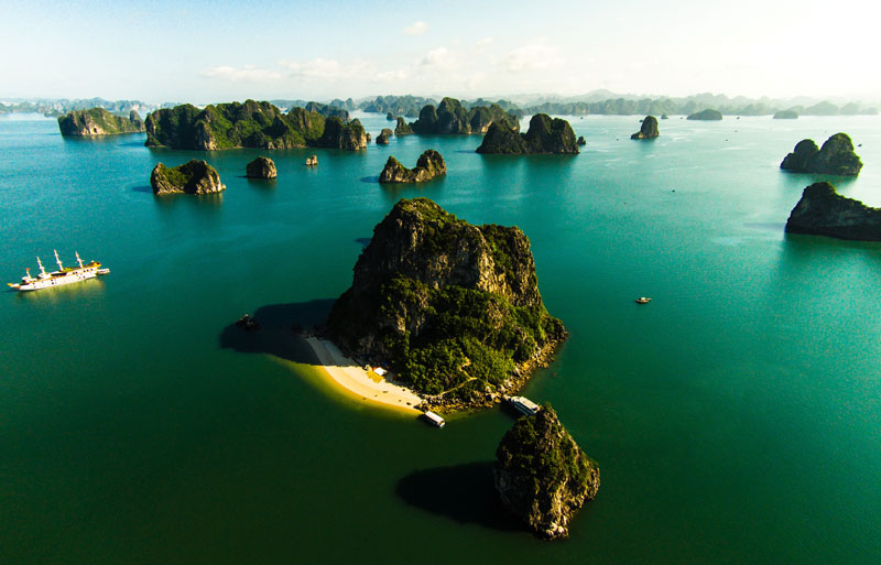 Cùng với vịnh Nha Trang và vịnh Lăng Cô của Việt Nam, vịnh Hạ Long là một trong số 29 vịnh được Câu lạc bộ những vịnh đẹp nhất thế giới xếp hạng và chính thức công nhận vào tháng 7/2003. Ảnh: Võ Rin.