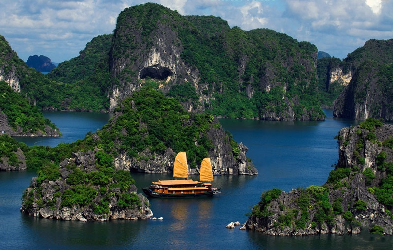 Vịnh Hạ Long cùng với đảo Cát Bà tạo thành một trong 21 khu du lịch quốc gia đầu tiên ở Việt Nam. Ảnh: Xomnhiepanh.