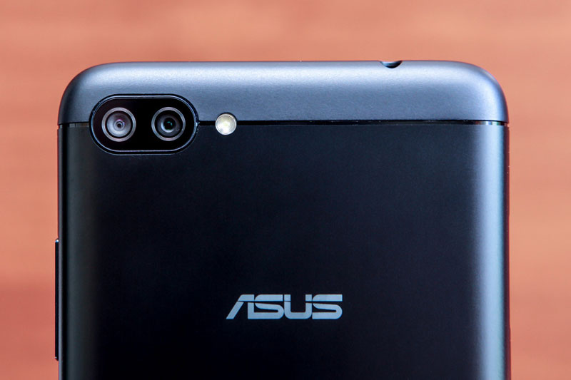 Asus ZenFone 4 Max sở hữu bộ đôi camera kép ở mặt lưng với cùng độ phân giải 13 MP, khẩu độ f/2.0. Hai máy ảnh này được trang bị đèn flash LED, hỗ trợ lấy nét theo pha, quay video Full HD cùng góc chụp rộng 120 độ.