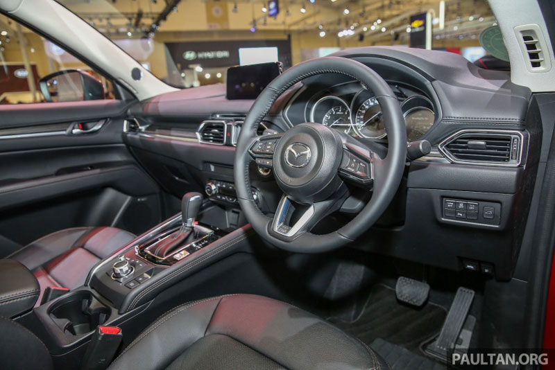 Mazda CX-5 2017 được trang bị màn hình màu 4,6 inch phía sau vô lăng. Màn hình giải trí kích thước 7 inch, hệ thống âm thanh gồm 10 loa Bose.