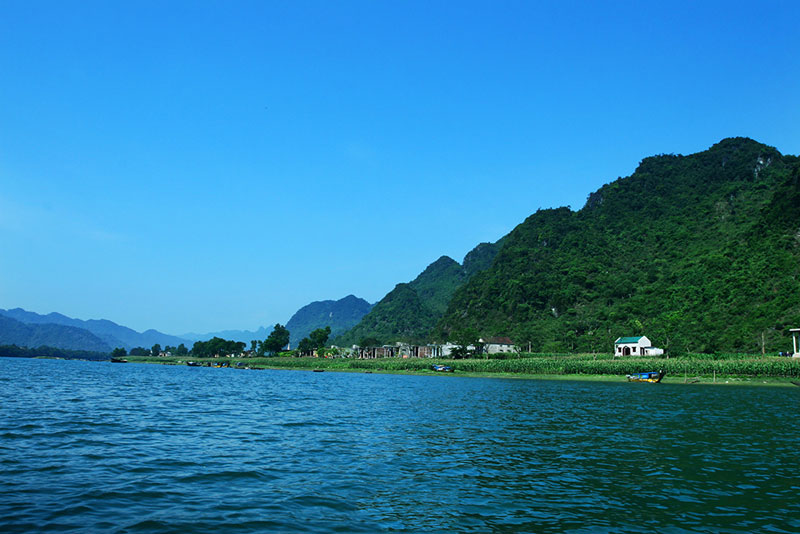 Sông chảy hoàn toàn trên địa phận tỉnh Quảng Bình. Một phần thượng nguồn của sông dài 7.729m, chảy ngầm trong các núi đá vôi ở phía tây Quảng Bình. Ảnh: Nguyễn Hoàng.