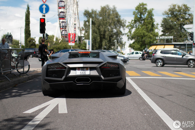 Hiện chưa rõ chiếc Lamborghini Reventon lăn bánh trên phố Thụy Sĩ với chiếc biển số 
