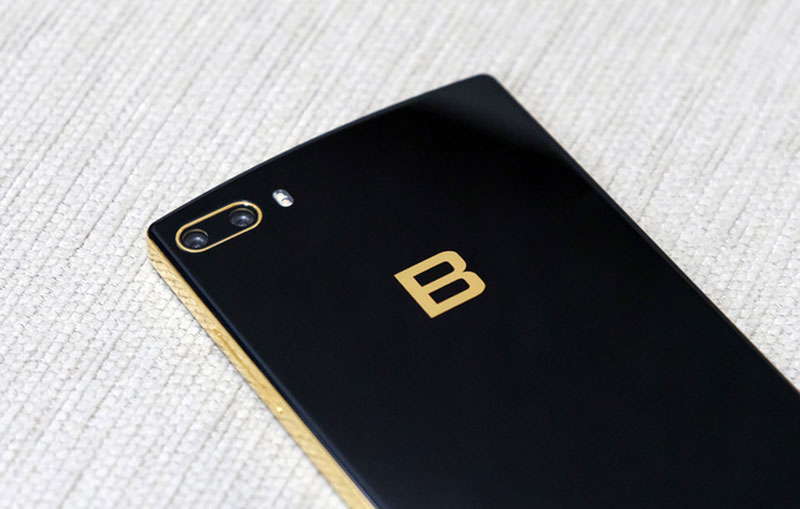 Bphone Gold sở hữu camera kép độ phân giải 12 megapixel. Đại diện hãng chia sẻ một trong hai camera sẽ chụp cảnh rộng và tối ưu khả năng chụp thiếu sáng, tương tự cách làm của LG với các smartphone cao cấp. Bên cạnh còn có đèn flash LED và ngay dưới là logo chữ B cũng có màu vàng. 