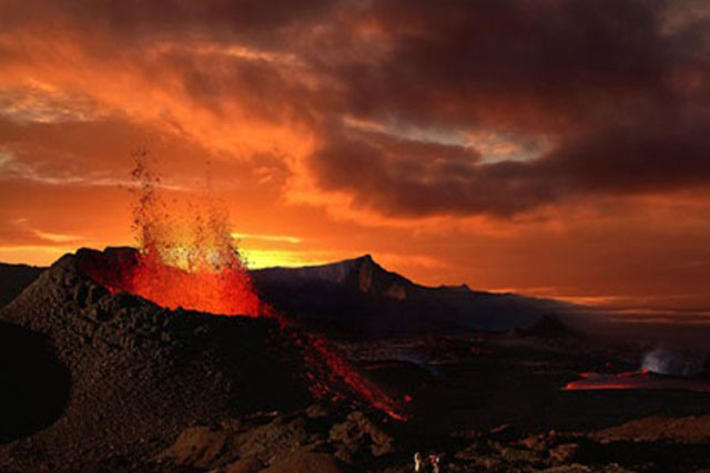Núi lửa phum trào có thể tạo ra nhiều tro bụi che lấp bầu trời. Ảnh: iStock.