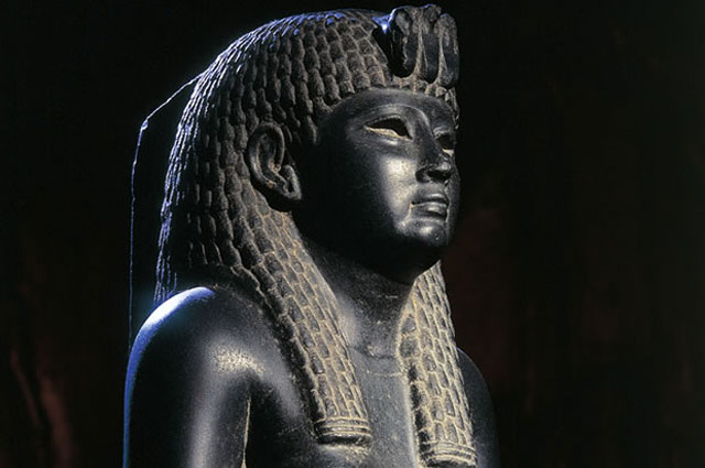 Tượng Cleopatra đúc bằng bazan.