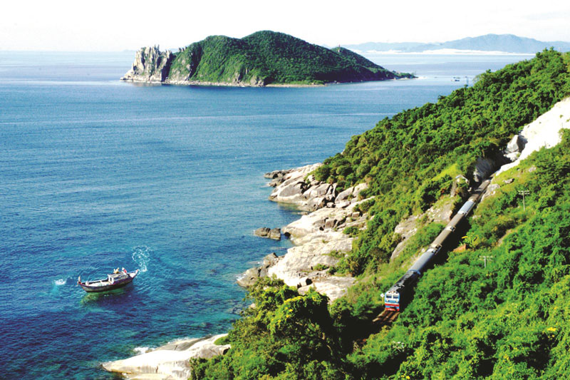 Phía Nam vịnh là đảo Hòn Nưa cao 105 m như 1 pháo đảo canh gác, trên đảo có ngọn đèn biển lớn. Ảnh: Lê Minh.