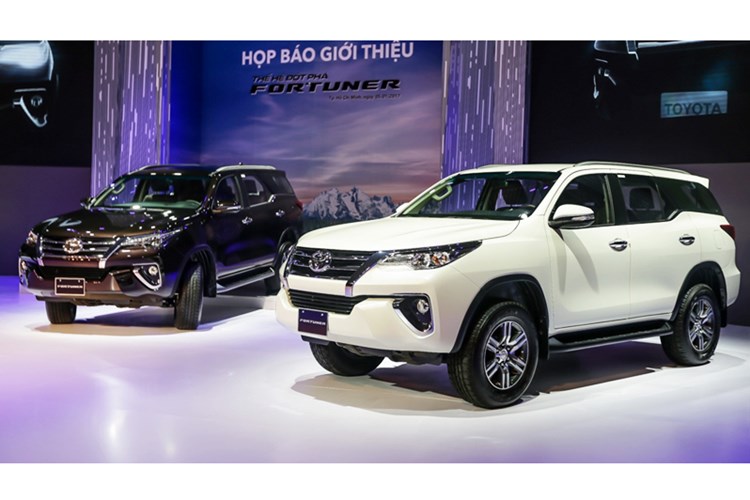 Top xe SUV 7 chỗ có doanh số giảm mạnh tại Việt Nam. Đứng đầu trong danh sách những SUV 7 chỗ có doanh số sụt giảm trong tháng 7/2017 là Fortuner 2017, tiếp đến là Ford Everest, Mitsubishi Pajero Sport... (CHI TIẾT)