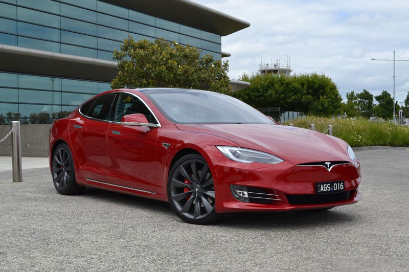 10. Tesla Model S P90D (vận tốc tối đa: 249 km/h).