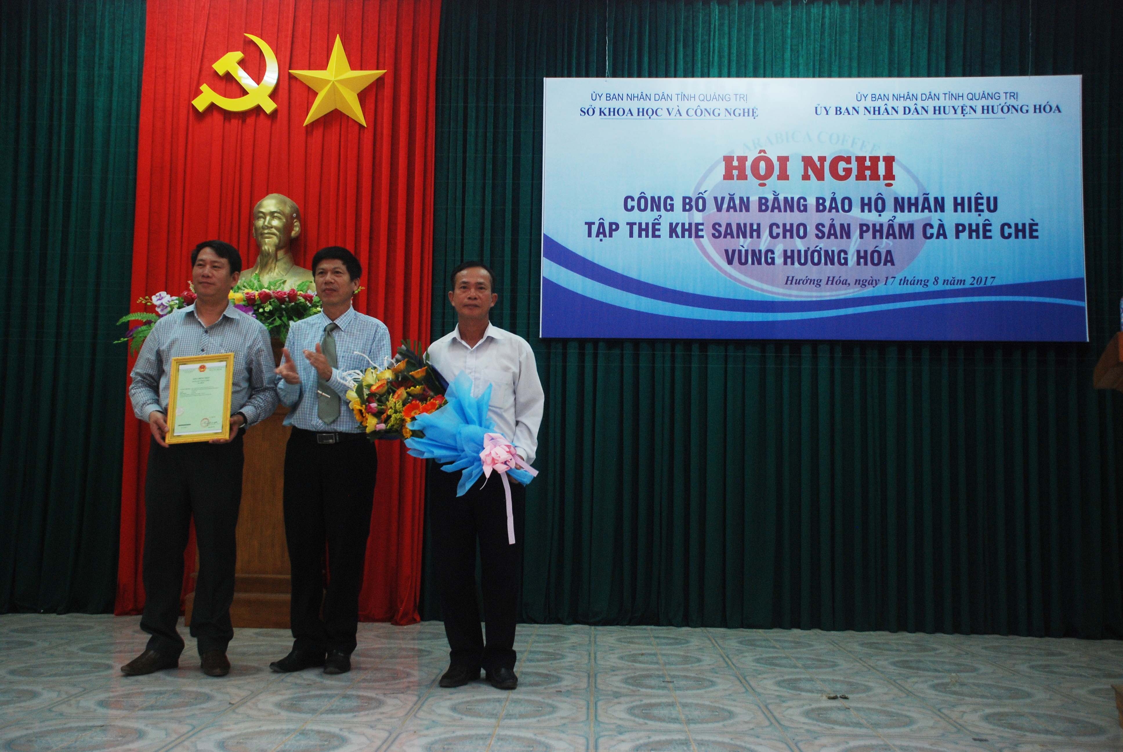 Ông Trần Ngọc Lân, Giám đốc Sở KH&CN trao bằng bảo hộ nhãn hiệu tập thể “Khe Sanh” cho sản phẩm cà phê chè vùng Hướng Hóaôch UBND huyện và Hội Cà phê chè Hướng Hoá