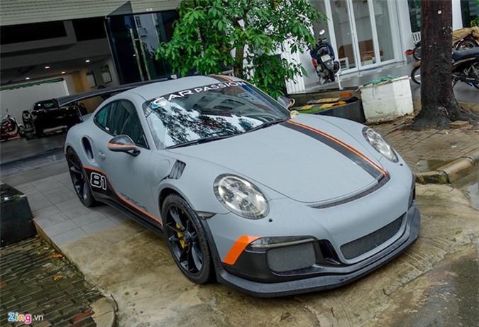 Quốc Cường Gia Lai độ Porsche 911 GT3 tiền tỷ. Sau khi về tay doanh nhân Quốc Cường, chiếc Porsche 911 màu cam được dán lại decal màu xám chì cùng những dải màu cam nổi bật. Trên kính chắn gió là dòng chữ Car Passion. (CHI TIẾT)