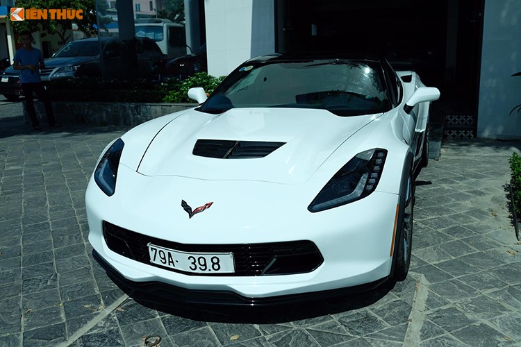 Siêu xe Corvette C7 Z06 Convertible tiền tỷ tại Đà Nẵng. Mẫu siêu xe thể thao nhà Chevrolet là Corvette C7 Z06 mang biển số Khánh Hoà bất ngờ xuất hiện tại Đà Nẵng thu hút sự chú ý. (CHI TIẾT