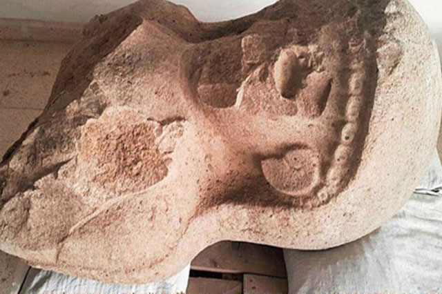 Tàn tích của bức tượng phụ nữ được phát hiện ở tổ hợp cổng thành. Ảnh: Dự án Khảo cổ Tayinat.