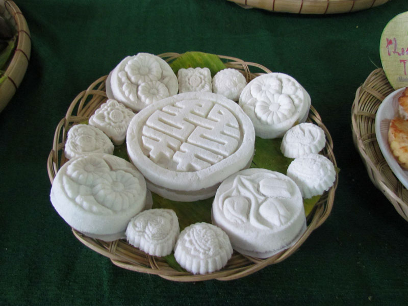Tìm hiểu về đặc sản nổi tiếng ở xứ Huế. Bánh in là một loại bánh có xuất xứ từ Huế, được làm từ bột năng, bột nếp, đậu xanh, đường, các nguyên liệu khác. Đây là loại bánh để dùng trong ngày Tết, phục vụ việc thờ cúng và đãi khách. Do giá trị rẻ nên được rất nhiều người ưa chuộng. (CHI TIẾT)