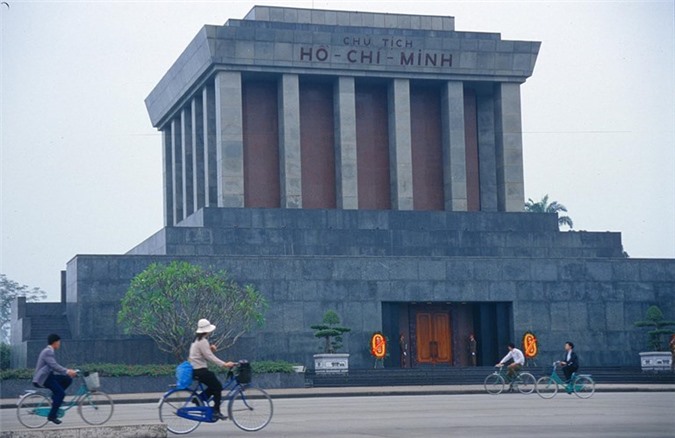 Lăng Chủ tịch Hồ Chí Minh ở Quảng trường Ba Đình, Hà Nội, Việt Nam cuối thập niên 1990. Ảnh: Manfred Leiter/ Ttropicalisland.de.