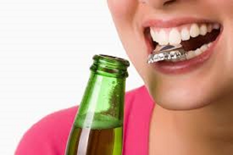 Răng dễ bị tổn thương bởi tiếp xúc với các vật cứng.