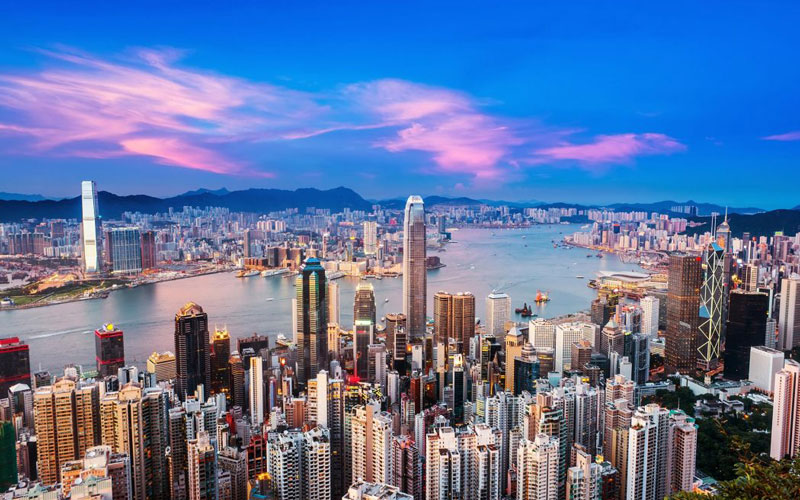 2. Hồng Kông (Trung Quốc). Đặc khu hành chính thuộc Trung Quốc, nằm trên bờ biển Đông Nam của Trung Quốc. Trung bình, vùng lãnh thổ này chỉ có 0,2 vụ giết người trên 100.000 người. Vì lý do đó, Hồng Kông được xếp hạng là một trong những quốc gia an toàn nhất trên thế giới với tỷ lệ tội phạm thấp nhất.