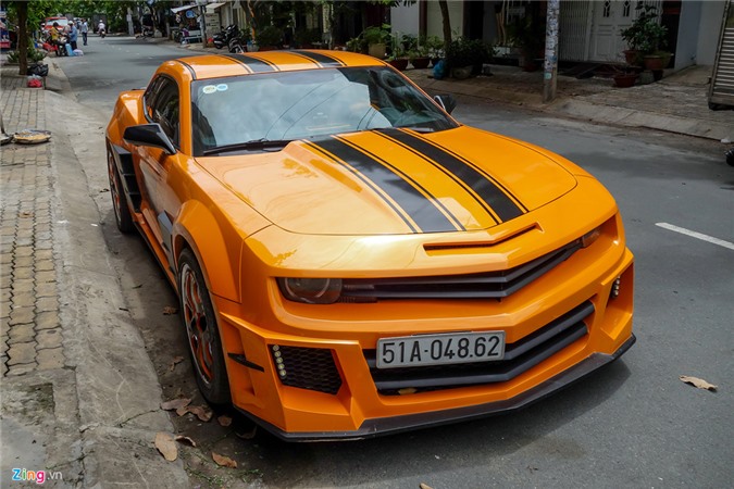 Cận cảnh Chevrolet Camaro độ độc đáo ở Sài Gòn. Chiếc Chevrolet Camaro được chủ xe độ theo phong cách nhân vật Bumblebee trong phim Transformers với nhiều chi tiết thân vỏ được chế lại. (CHI TIẾT)