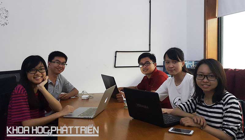 Anh Cao Thanh Hải (thứ 2 từ trái sang) đang làm việc với đội ngũ của mình trong SIHUB