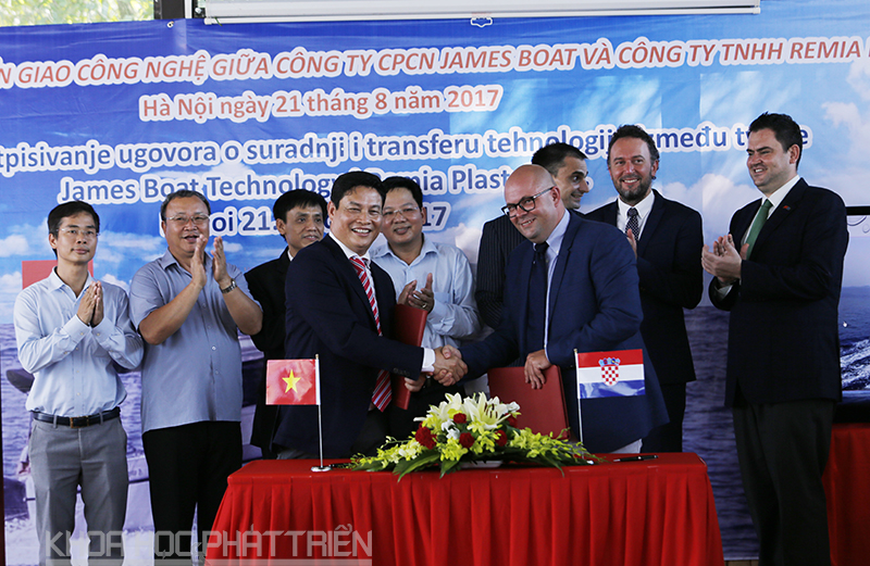 Ông Nguyễn Kim Sơn (trái) và ông Goran Resic cùng ký kết hợp đồng chuyển giao công nghệ. Ảnh: Loan Lê.