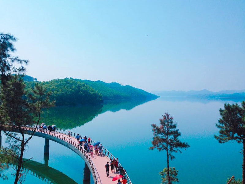 Hồ Kẻ Gỗ là hồ chứa nước nhân tạo tại xã Cẩm Mỹ huyện Cẩm Xuyên tỉnh Hà Tĩnh. Ảnh: Chudu24.