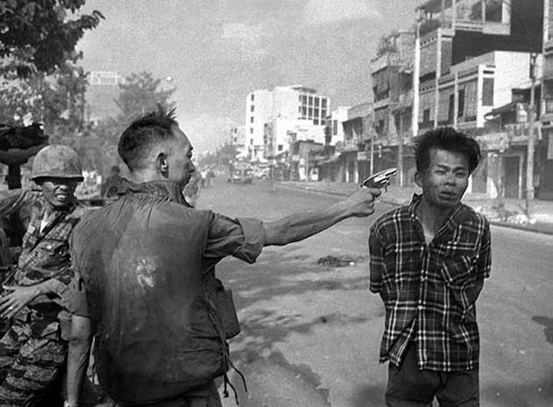 Ngày 1/2/1968, cảnh sát trưởng miền Nam Việt Nam chuẩn bị thi hành án tử hình ngay trên đường đối với một người đàn ông mà ông ta xem là Việt Cộng. Đây được xem là một trongg những tội ác kinh hoàng nhất trong lịch sử nhân loại.