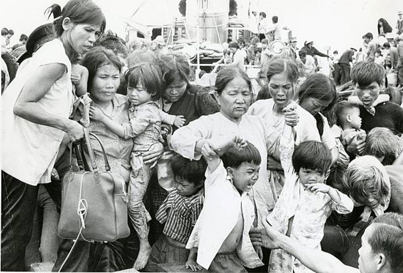 Người tị nạn tại Vũng Tàu vào ngày 4/4/1975. Ảnh: Getty.