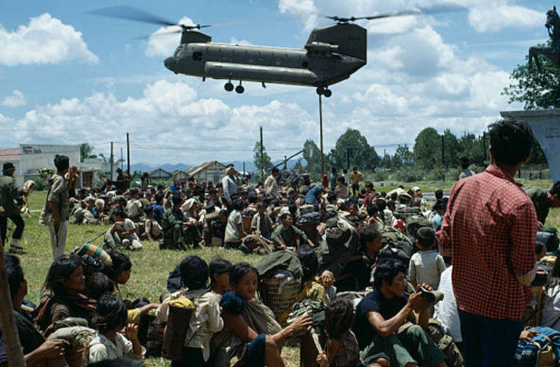 Lính Mỹ di tản người đồng bào dân tộc thiểu số ở Kon Tum ra khỏi vùng chiến đấu. Ảnh: Getty.