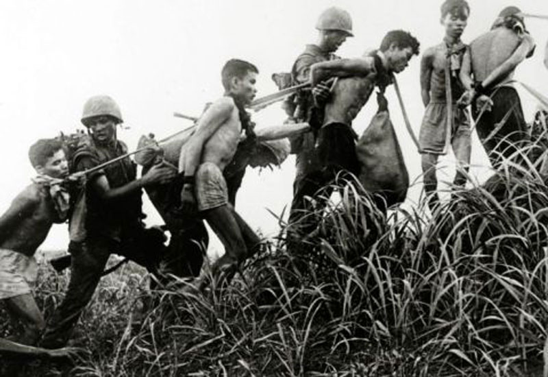 Hải quân Mỹ bắt giữ và hành hạ các tù nhân mà họ tình nghi là Việt Cộng vào năm 1965. Ảnh: Getty.