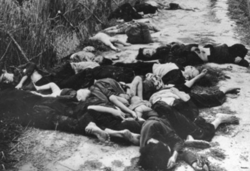 Xác người chết bên vệ đường ở miền Nam Việt Nam sau một cuộc bắn đạn pháo của lính Mỹ vào năm 1962. Ảnh: Getty.
