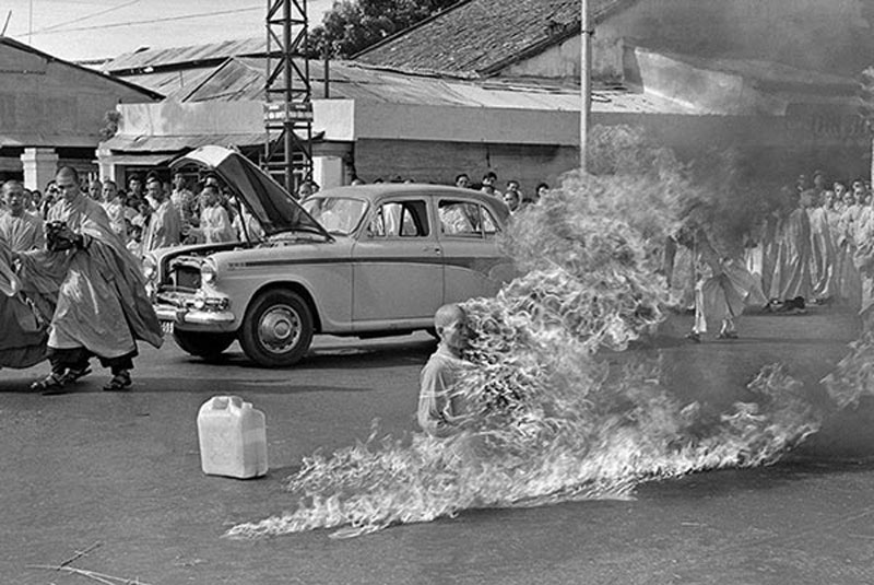 Hòa thượng Thích Quảng Đức tẩm xăng tự thiêu tại một ngã tư đông đúc ở Sài Gòn vào ngày 11 tháng 6 năm 1963 nhằm phản đối sự đàn áp Phật giáo của chính quyền Việt Nam Cộng hòa Ngô Đình Diệm. Ảnh: AP.