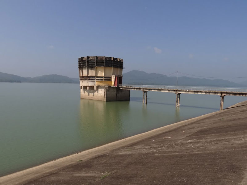 Hồ Kẻ Gỗ là một công trình nhân tạo, nó mang tính chất phục vụ thuỷ lợi là chính, hồ được xây dựng trên lưu vực của sông Rào Cái. Ảnh: Ngọc Viên.