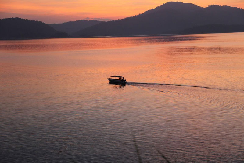 Hồ nằm giữa các sườn đồi, núi thuộc huyện Cẩm Xuyên tỉnh Hà Tĩnh, cách thành phố Vinh 70 km về phía Nam. Ảnh: Anh H Phan.