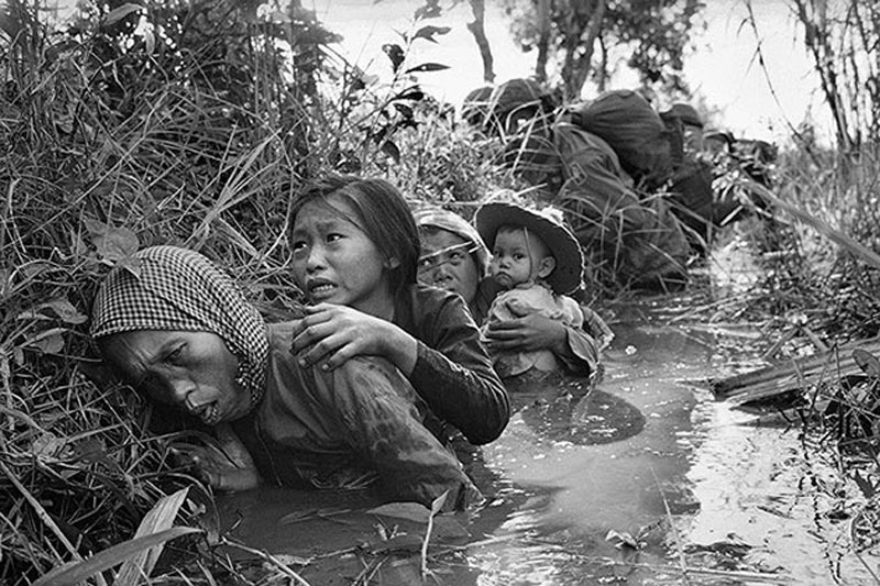 Người dân Việt Nam hoảng sợ khi lính Mỹ mở cuộc tấn công Việt Cộng vào tháng 1 năm 1966. Ảnh: AP.