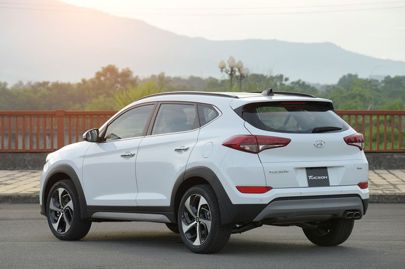 Cận cảnh Hyundai Tucson 2017 vừa ra mắt tại Việt Nam. Hyundai Tucson 2017 vừa được ra mắt tại thị trường Việt Nam với giá khởi điểm 815 triệu đồng. Dưới đây là những hình ảnh cận cảnh của mẫu crossover này. (CHI TIẾT)