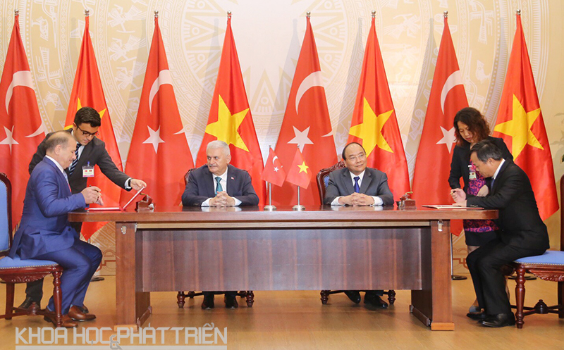 Tổng cục trưởng Trần Văn VInh ký kết trước sự chứng kiên của hai Thủ tướng