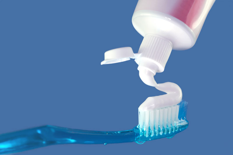 Kem đánh răng: Bước đầu chúng ta làm sạch da. Sau đó lấy một lượng kem đánh răng vừa đủ sau đó bôi lên mụn bọc trước khi đi ngủ hoặc để tầm 10-20 phút rồi rửa lại với nước mát. Thực hiện tầm 3 - 4 lần/tuần vết sưng tấy của mụn sẽ giảm đi thấy rõ sau một đêm thức dậy. Lưu ý: Không nên thoa kem đánh răng tràn lan trên da mặt vì sẽ rất dễ làm khô da.