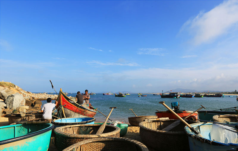 Nghề chính hiện nay của ngư dân nơi đây là làm nghề giã, lưới mành, đánh bắt gần bờ để cung cấp cho việc nuôi tôm hùm, cá lồng ở Quy Nhơn (Bình Định) và thị xã Sông Cầu (Phú Yên). Ảnh: Doan Manh Hung.