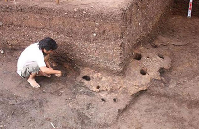Các nhà khảo cổ Australia phát hiện nhiều đồ tạo tác bằng đá tại địa điểm khai quật Rạch Núi. Ảnh: ANU.