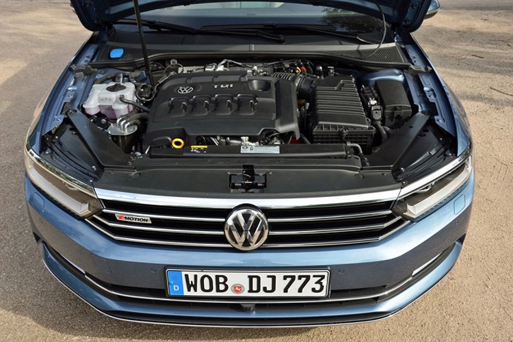 Volkswagen Passat New 2017 sử dụng động cơ 1,8 lít 4 xi-lanh công suất 177 mã lực. Sức mạnh này giúp mẫu sedan thế hệ thứ 8 tăng tốc từ 0 lên 97 km/h mất 7,7 giây và đạt tốc độ tối đa 232 km/h.