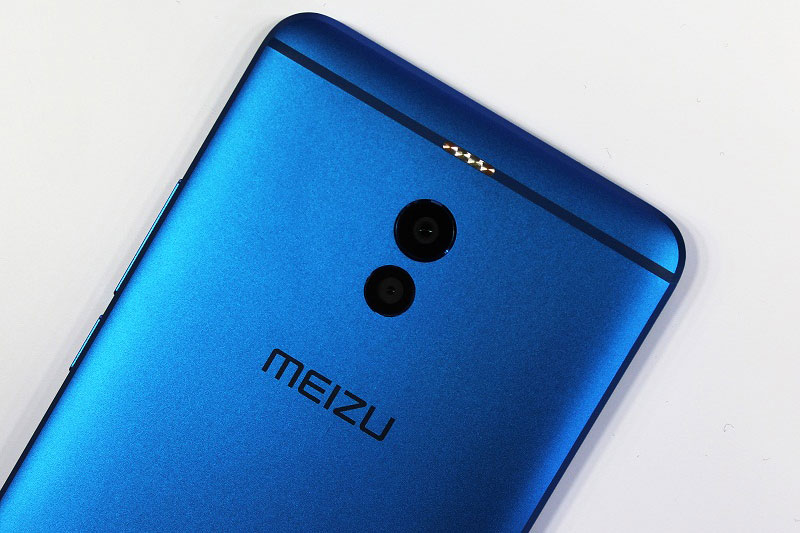 Meizu M6 Note được trang bị bộ đôi camera ở mặt lưng với độ phân giải 12 MP và 5 MP, khẩu độ f/1.9. Bộ đôi máy ảnh này được trang bị 4 đén flash LED bố trí theo chiều ngang, hỗ trợ lấy nét theo pha. 