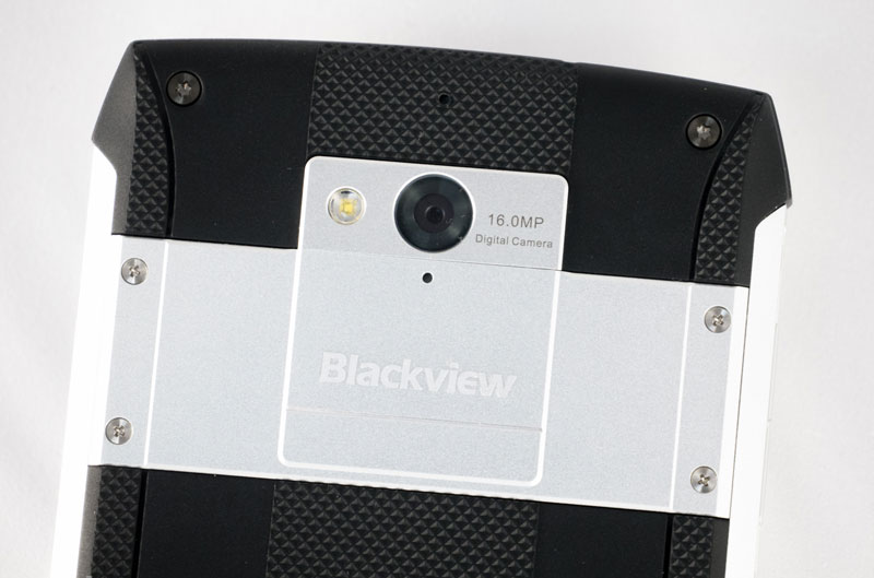 Camera chính của Blackview BV8000 Pro có độ phân giải 16 MP, khẩu độ f/2.0, sử dụng cảm biến Samsung S5K3P3. Máy ảnh này được trang bị đèn flash LED kép, hỗ trợ lấy nét tự động, quay video Full HD.