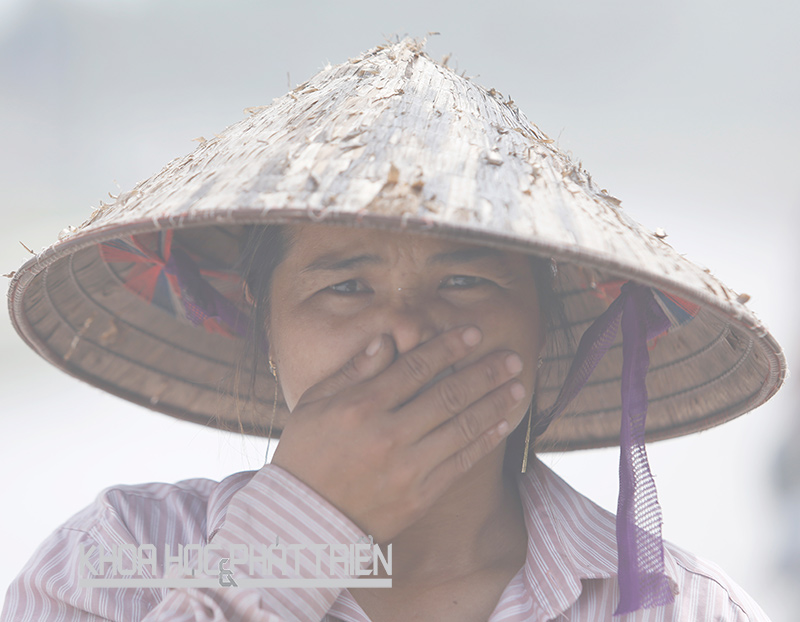 Chị Phạm Thị Hà (39 tuổi, Nam Định) hàng ngày phải đi qua con đường 
